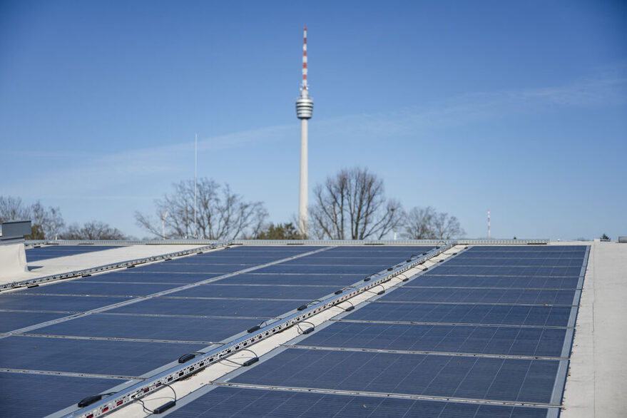 Im Vordergrund ist die Photovoltaik der Eiswelt zu sehen, im Hintergrund der Fernsehturm.