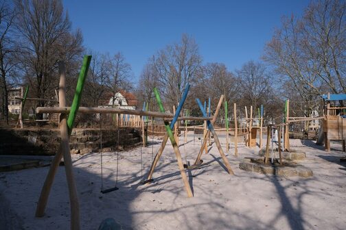 The picture shows play equipment on the new playground in the Elisabethenanlage.