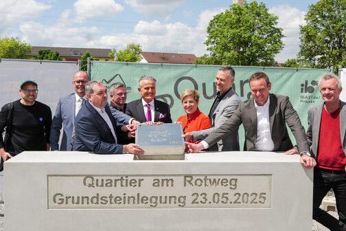 Mayor Nopper together with all those involved at the laying of the foundation stone for the construction project.