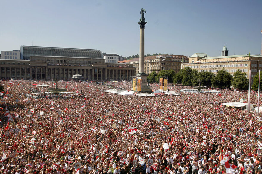 VfB-Fans feiern auf dem Schlossplatz.