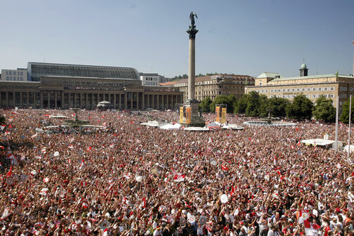 VfB-Fans feiern auf dem Schlossplatz.