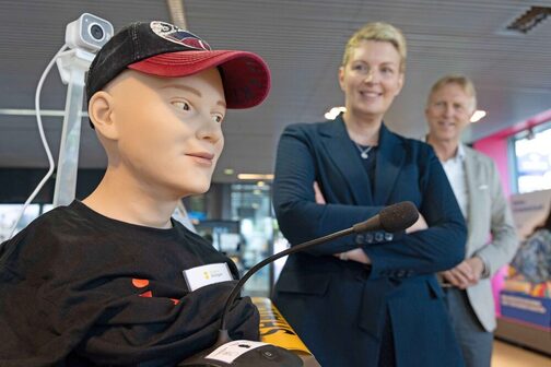 A humanoid robot head in the Tourist Information i-Punkt at Königstraße 1a.