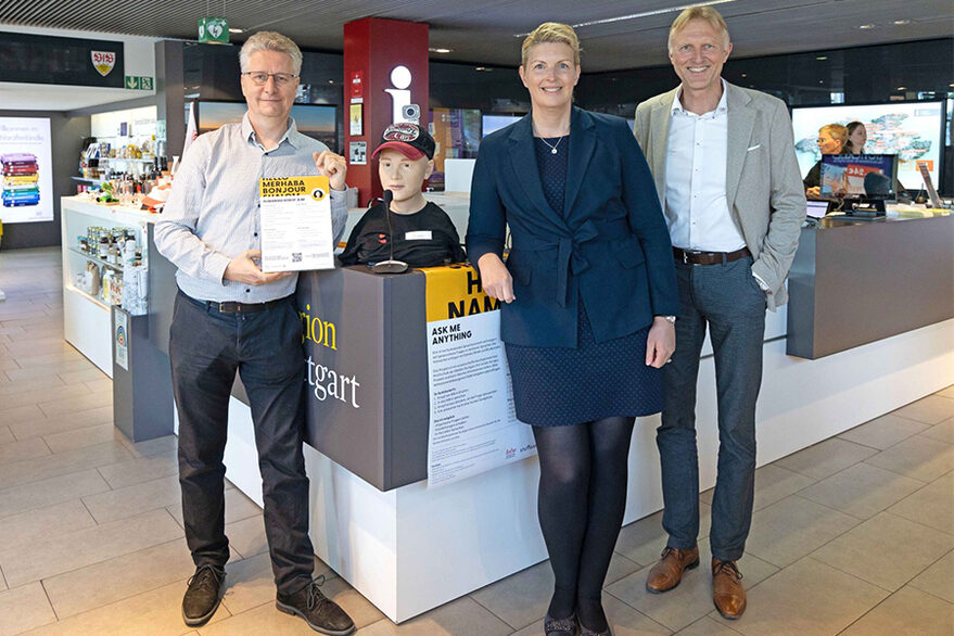 Von links nach rechts zu sehen sind Prof. Dr. Christian Becker-Asano, Leiter des Instituts für Angewandte Forschung und Direktor des Humanoid Lab der HdM, mit Ines Aufrecht, Leiterin der Abteilung Koordination Stuttgart 21/Rosenstein und Zukunftsprojekte, und Armin Dellnitz, Geschäftsführer der Stuttgart-Marketing GmbH.
