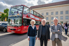 Vor einem roten Doppeldeckerbus stehen (von links nach rechts) Dr. Gabriele König, Geschäftsführerin der IBA’27 GmbH, Bau- und Umweltbürgermeister Peter Pätzold und IBA’27-Intendant Andreas Hofer.