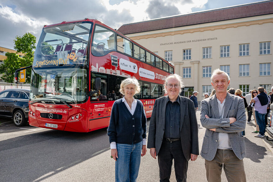 Vor einem roten Doppeldeckerbus stehen (von links nach rechts) Dr. Gabriele König, Geschäftsführerin der IBA’27 GmbH, Bau- und Umweltbürgermeister Peter Pätzold und IBA’27-Intendant Andreas Hofer.