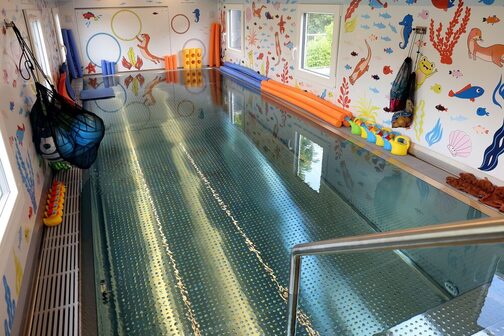 The swimming pool with water and child-friendly walls of the SchwimmMobil.