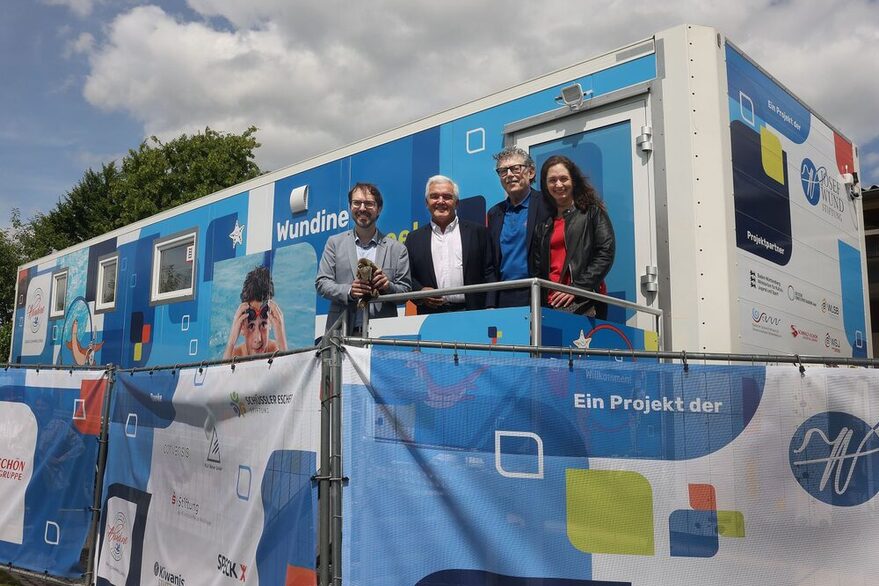 Bezirksvorsteher von Weilimdorf, Julian Schahl, Fred-Jürgen Stradinger, Präsident des Sportkreises Stuttgart, Andreas Schaffer von der Josef Wund Stiftung und Daniela Klein, Leiterin des Amts für Sport und Bewegung, bei der Einweihung des SchwimmMobils in Weilimdorf.