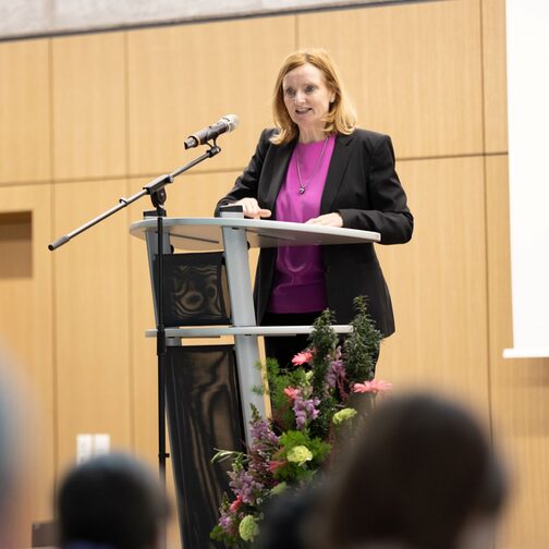 Eine Frau steht am Rednerpult.
