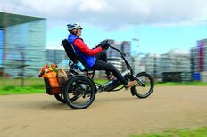 Eine Person fährt ein E-Bike für mobilitätseingeschränkte Personen