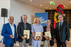 Gruppenbild der Ausgezeichneten mit Urkunde und Abzeichen