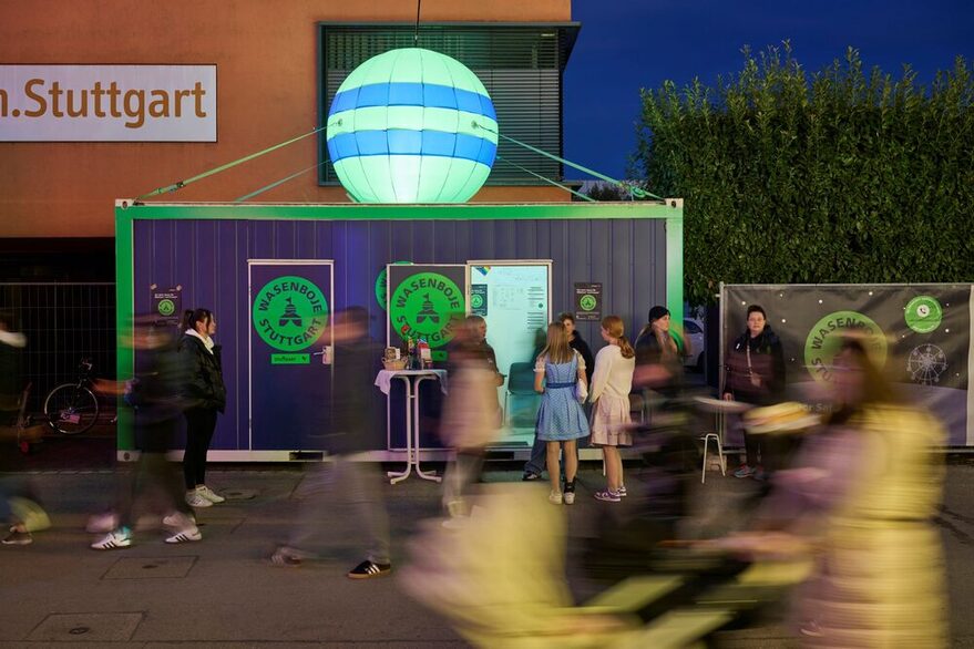 Frauen stehen vor dem Container der Wasenboje auf dem Gelände des Frühlingsfests.