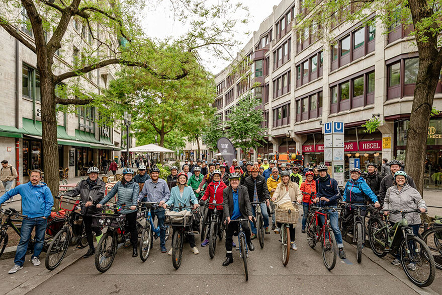 Das Foto zeigt die teilnehmenden Radfahrerinnen und Radfahrer beim Auftakt der bundesweiten Mitmachaktion Stadtradeln in der Eberhardstraße.