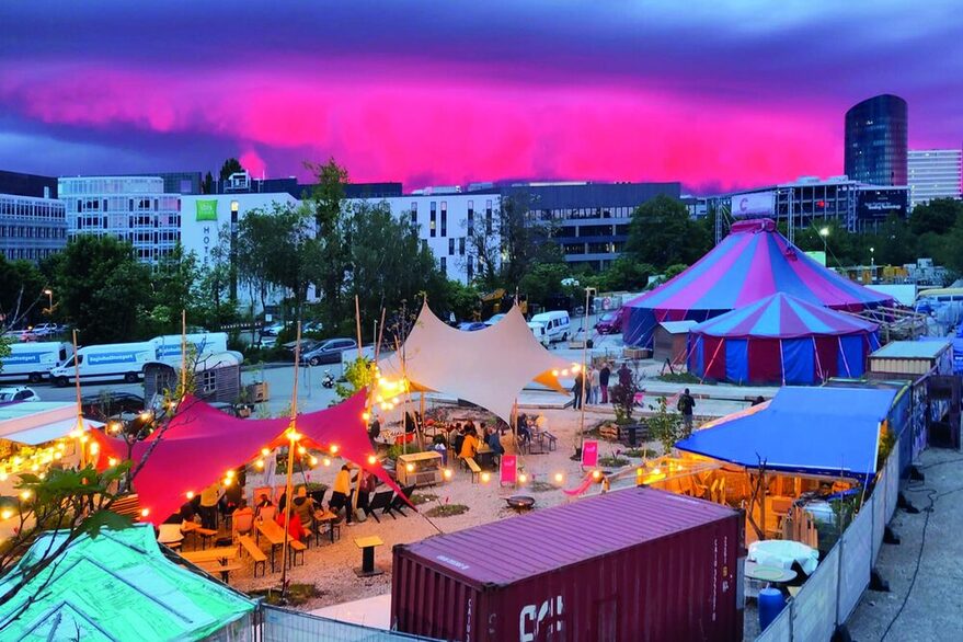 Zelte und Container bei der AufentHaltestelle Vaihingen