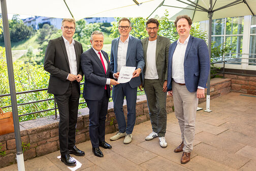 The photo shows from left to right: Dr. Alexander Lahl, Regional Director of the Verband Region Stuttgart, Dr. Frank Nopper, Lord Mayor of the State Capital Stuttgart, Dr. Achim Schloemer, Managing Director of the Deutsche Bundesgartenschau-Gesellschaft, Matthias Klopfer, Lord Mayor of the City of Esslingen and Dr. Matthias Knecht, Lord Mayor of the City of Ludwigsburg at the presentation of the so-called "Letter of Intent" on the Killesberg.
