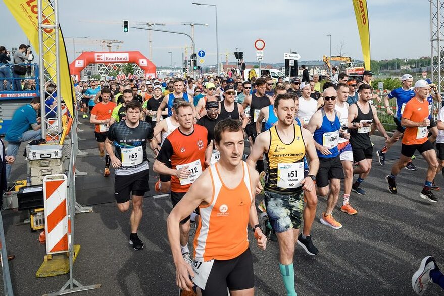 Läuferinnen und Läufer beim Stuttgart-Lauf an der Start- und Zielgeraden.