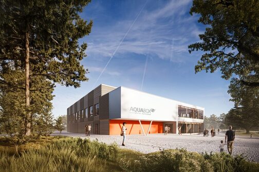 Die Visualisierung zeigt in der Mitte ein modernes quadratisches Gebäude, welches teilweise mit Holzmodulen verkleidet ist.