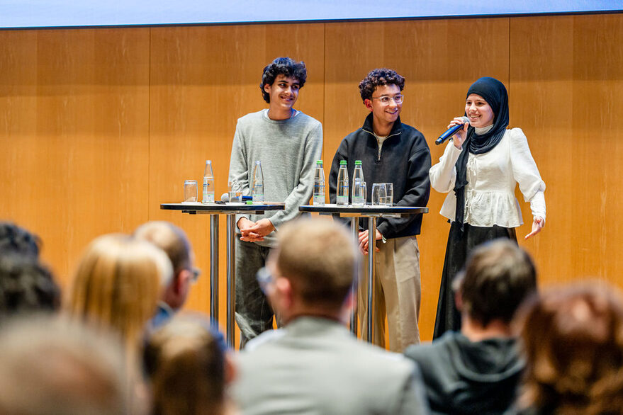 Drei Jugendliche sprechen beim Festakt zum 30-jährigen Bestehen des Stuttgarter Jugendrats im Großen Sitzungssaal im Rathaus.