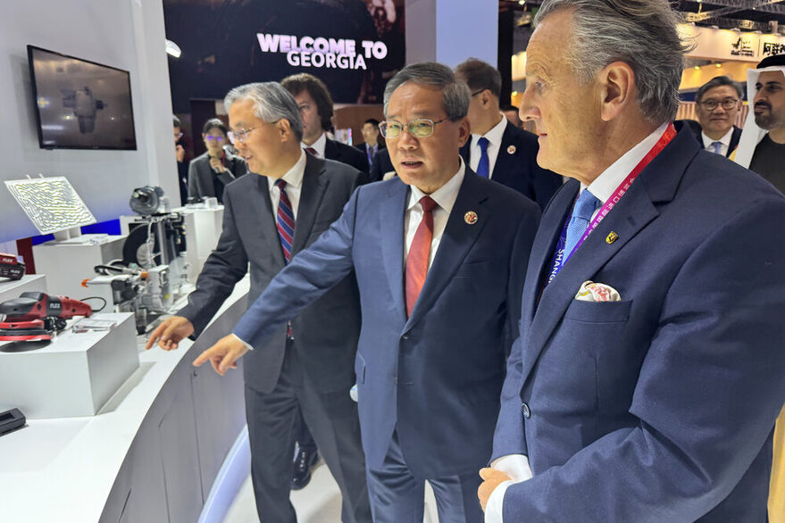 Oberbürgermeister Frank Nopper und Chinas Premierminister Li Qiang besuchen den gemeinsamen Partnerstand der Städte Stuttgart und Nanjing auf der China International Import Expo (CIIE) in Shanghai.