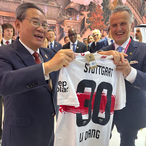 Zwei Männer halten ein Trikot des VfB Stuttgart.