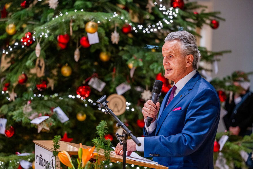 Obebrürgmeister Frank Nopper spricht vor einem Weihnachtsbaum in ein Mikrofon.