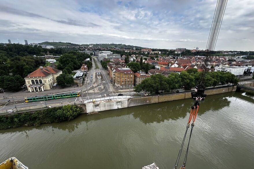 Neckar in Bad Cannstatt ohne Brücke über den Fluß