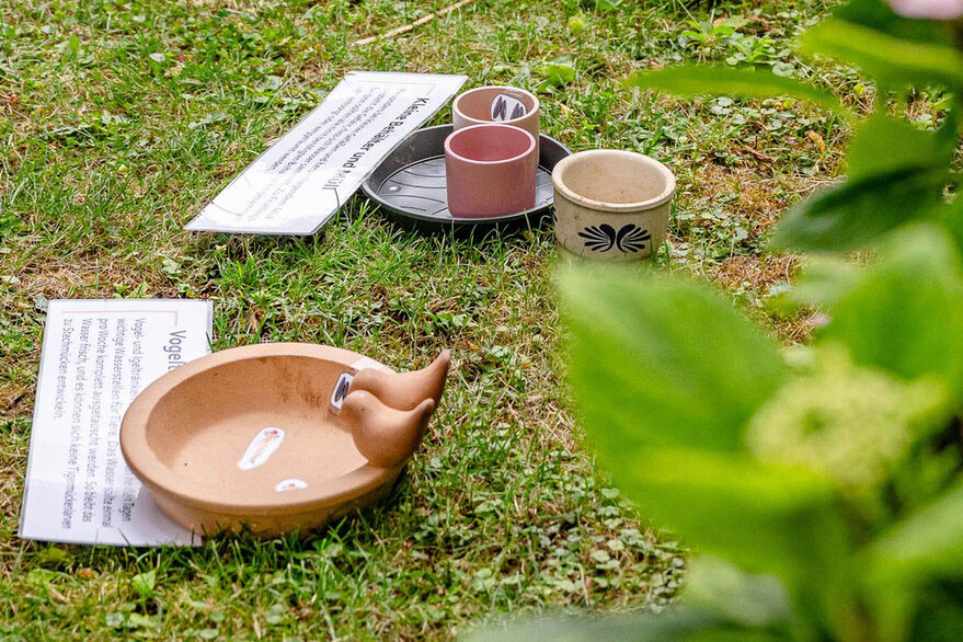 Beispiele für Untensilien, in denen sich Wasser ansammeln kann