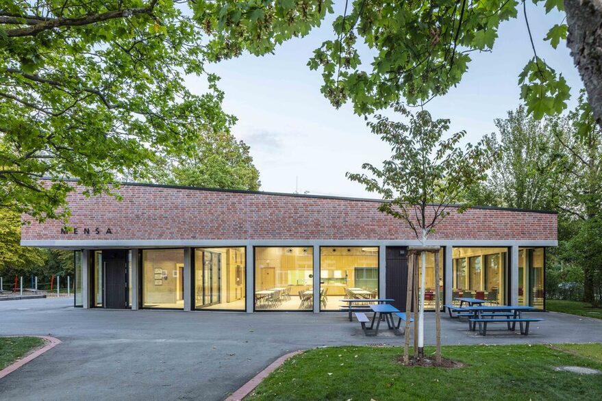 Blick über den Pausenhof auf die Mensa.