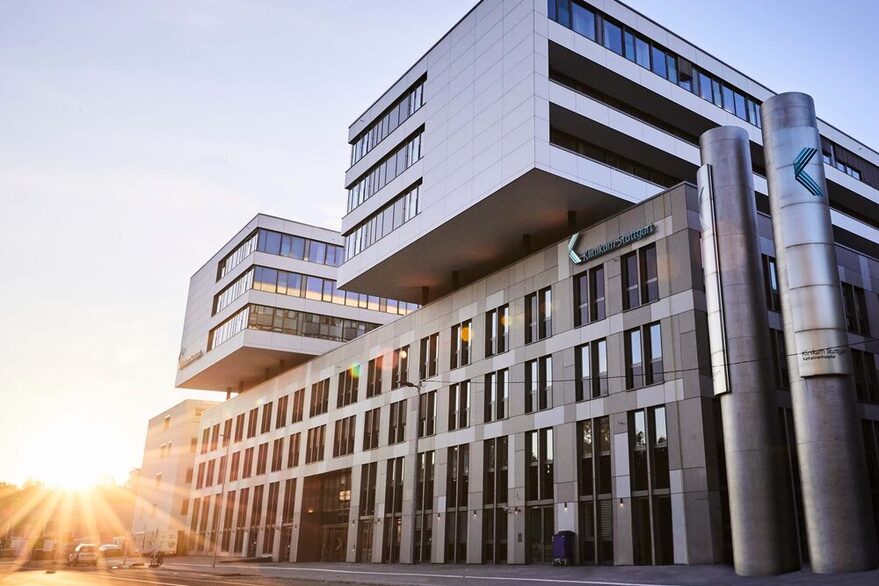 Das Gebäude des Klinikum Stuttgart im Sonnenschein.