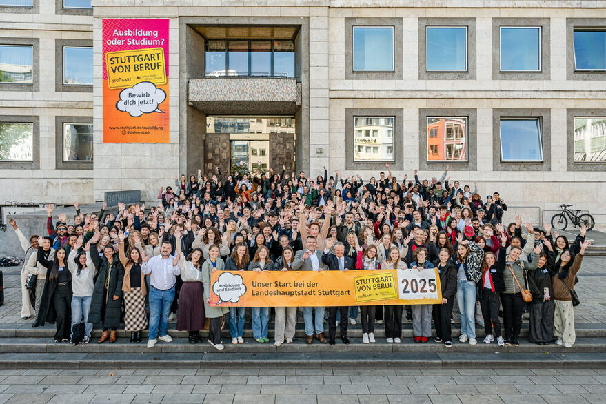 Die 357 neuen Auszubildenden und Studierenden der Landeshauptstadt Stuttgart stehen vor dem Rathaus für ein Gruppenfoto.