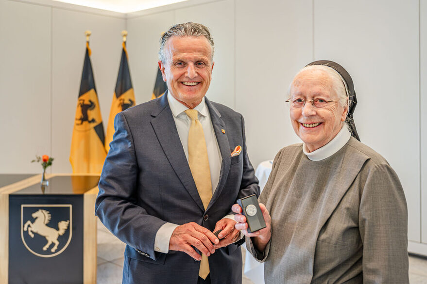 Oberbürgermeister Dr. Frank Nopper überreicht der Ordensschwester Margret Ebe die Ehrenmünze der Landeshauptstadt Stuttgart.