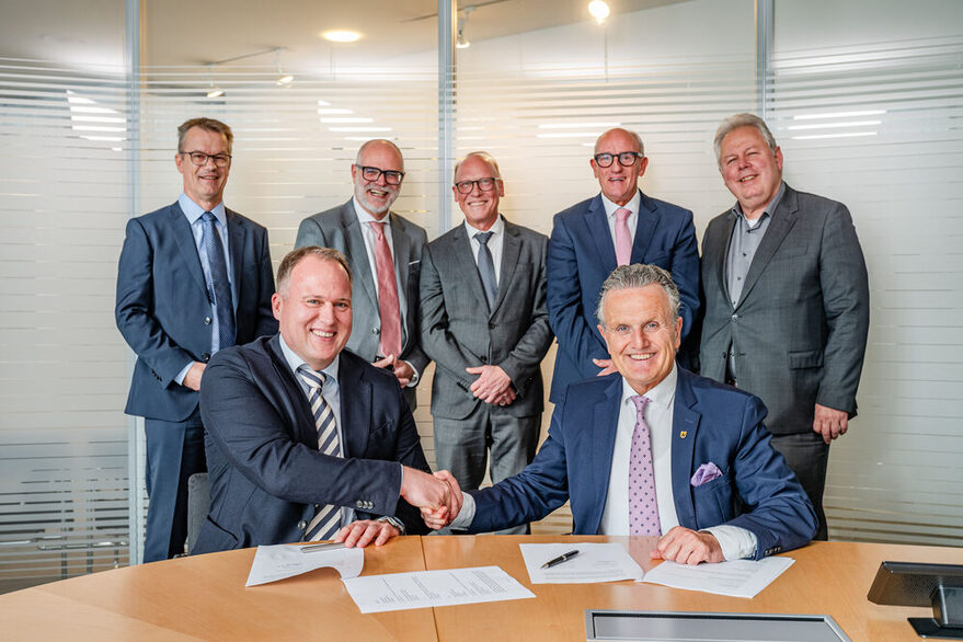 Gruppenfoto von Oberbürgermeister Dr. Frank Nopper an einem Besprechungstisch mit Vertretern der EnBW, Netze BW und der Landeshauptstadt Stuttgart.