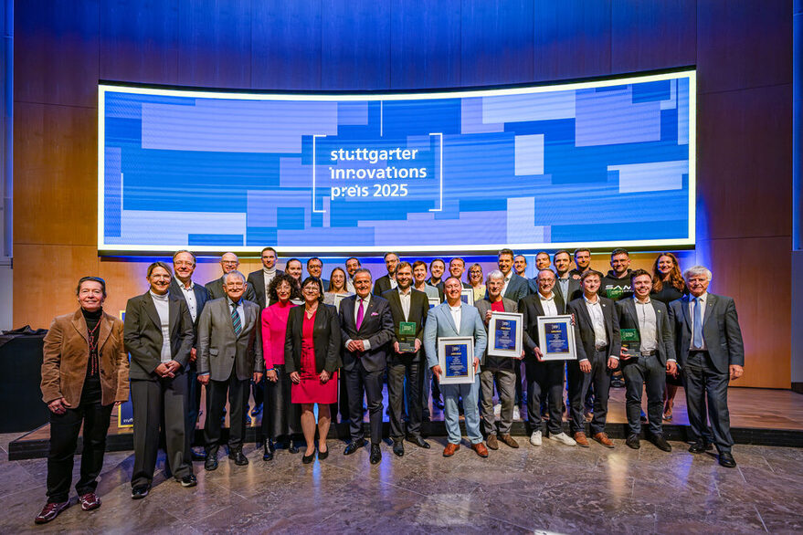 Gruppe von Menschen, im Hintergrund eine LED-Wand mit der Aufschrift "stuttgarter innovations preis 2025"