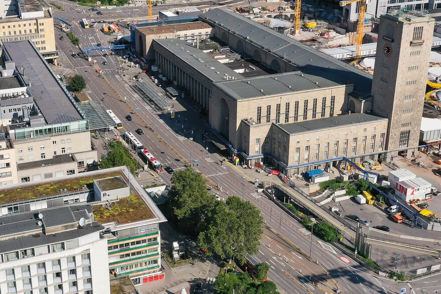 Der Stuttgarter Hauptbahnhof und der Arnulf-Klett-Platz