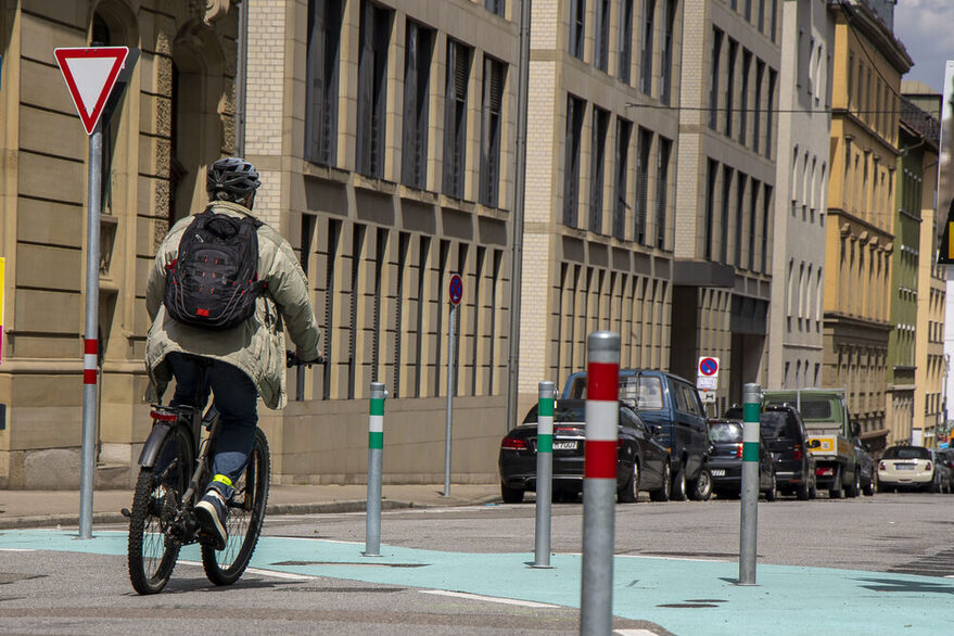 Ein Radfahrer fährt durch den Superblock.