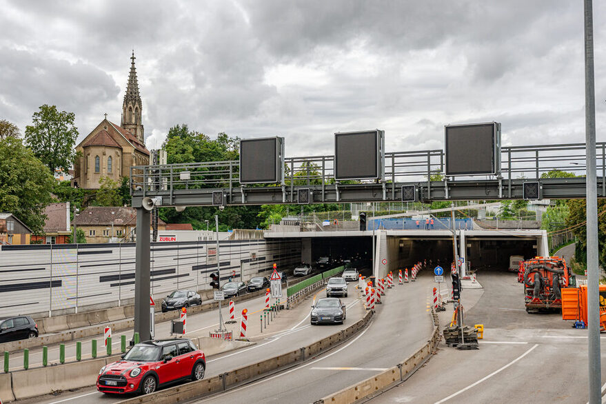 Leuze-Knoten mit Autos vor dem Leuzetunnel