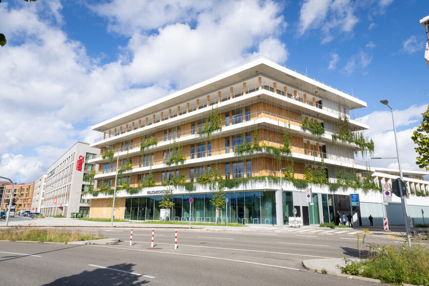 Zu sehen ist eine Außenaufnahmen des Bildungshaus in Bad Cannstatt mit Blick von der Benzstraße.