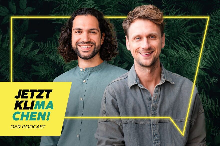 Moderatoren des Podcasts "jetztklimachen!" der Landeshauptstadt Stuttgart vor einem grünen Gebüsch aus Farn.
