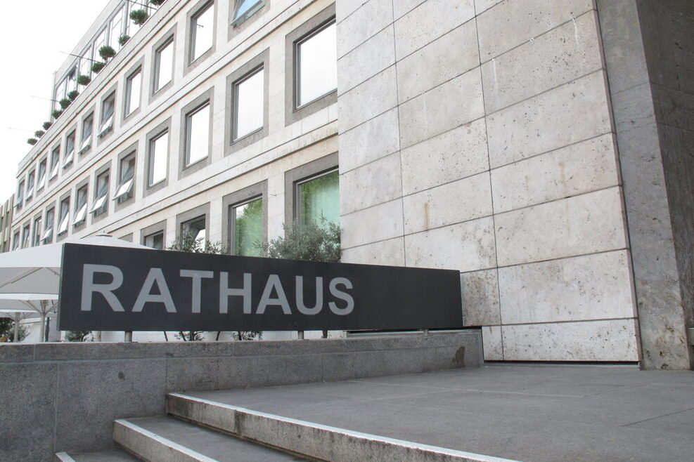 Das Bild zeigt das Schild "Rathaus" vor dem Haupteingang des Stuttgarter Rathauses
