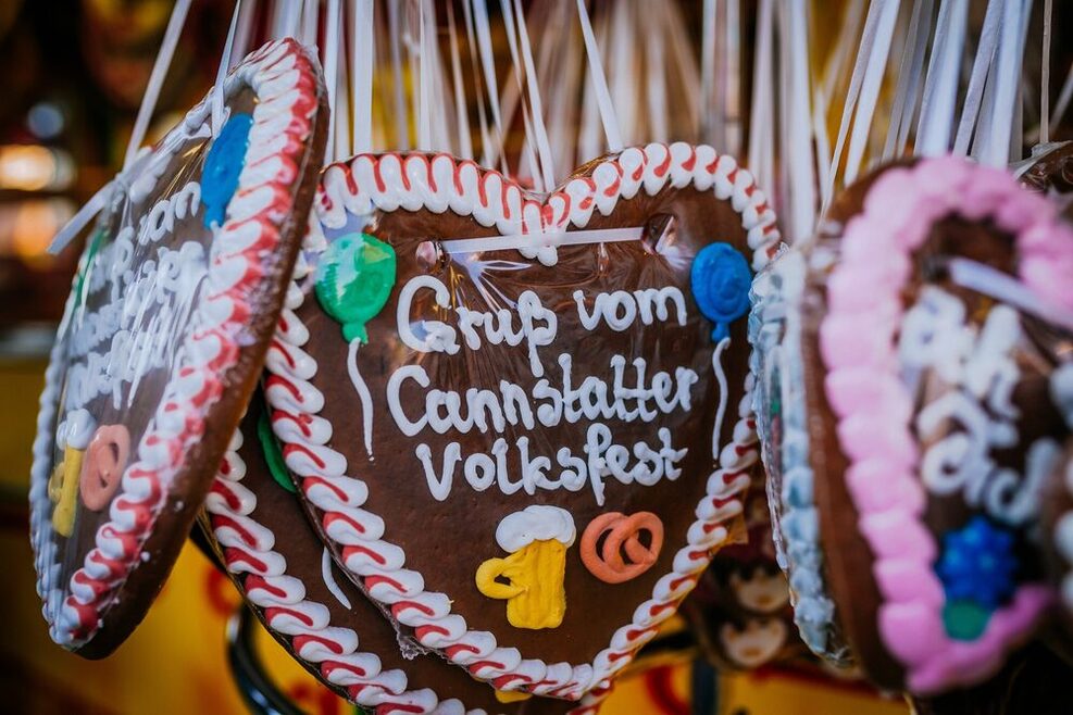 Lebkuchenherzen mit dem Schriftzug "Gruß vom Cannstatter Volksfest"