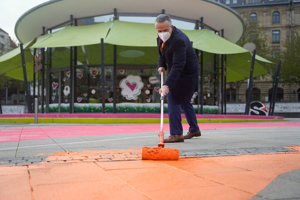 OB Dr. Frank Nopper unterstützte die Aktion #wirsind0711 auf dem Marienplatz und half beim Auftragen des Regenbogens tatkräftig mit.