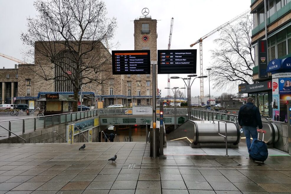 Am Hauptbahnhof erhalten Fahrgäste an den neuen digitalen Anzeigetafeln barrierefrei Informationen.