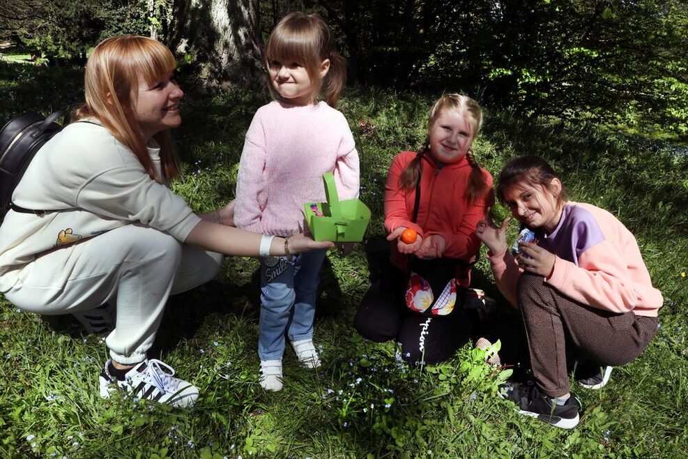 Ostereiersuche mit Ukrainischen Flüchtlingskindern im Killesberg, Mutter Lena mit Keto, Sacha und Adriana