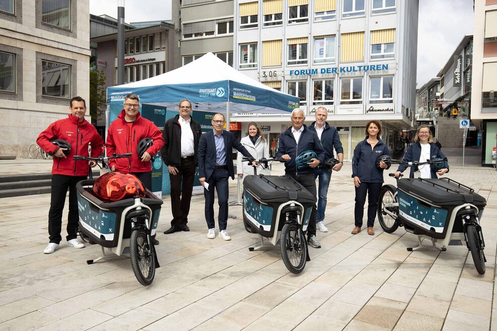 Die Gewinner vor ihren neuen E-Lastenrädern auf dem Marktplatz.