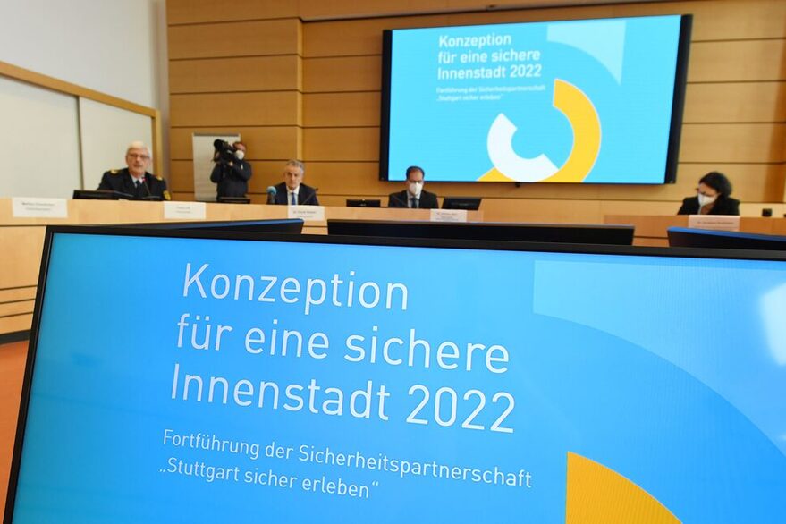 Pressekonferenz im Vordergrund ein Bildschirm: Konzeption für eine sichere Innenstadt 2022, Fortfürhung der Sicherheitspartnerschaft "Stuttgart sicher erleben"