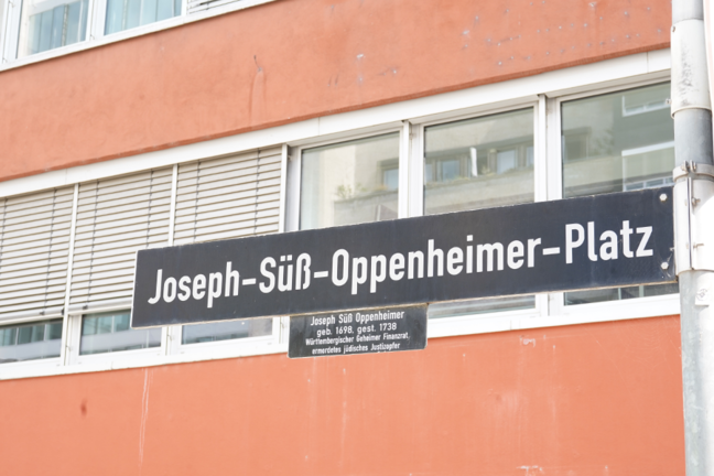 Straßenschild: Joseph-Süß-Oppenheimer-Platz