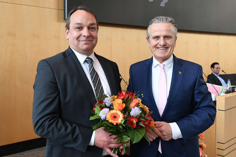 Sitzungssaal im Rathaus: Oberbürgermeister Frank Nopper gratulierte Andreas Neft zum neuen Amt mit einem Blumenstrauß.