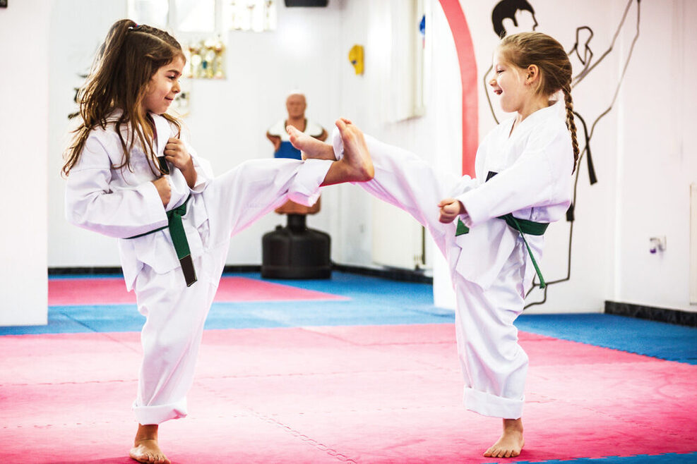 Zwei Mädchen beim Training eines Kampfsports