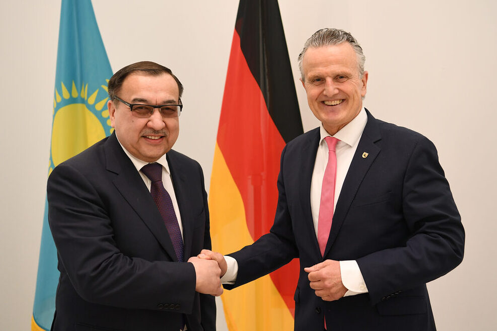 Oberbürgermeister Dr. Frank Nopper und der kasachische Botschafter, S. E. Dr. Nurlan Onzhanov im Stuttgarter Rathaus.