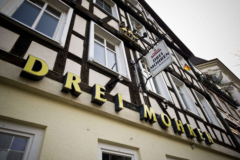 Zu sehen ist die Fassade des ehemaligen Gasthofs "Drei Mohren", mit dem Schriftzug in gelber Schrift.