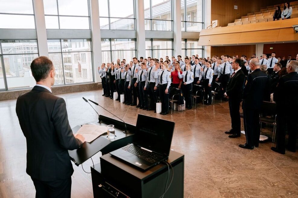 Neue Beschäftigte des Polizeipräsidiums Stuttgart leisten im Rathaus den Eid auf das Grundgesetz.